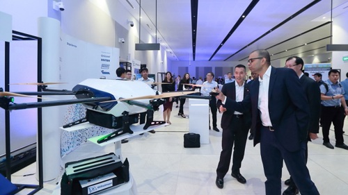 800x500 Aviation Community Reception - Singapore Senior Minister of Transport Visits Booth